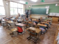 机の下にもぐって、頭を守ります。