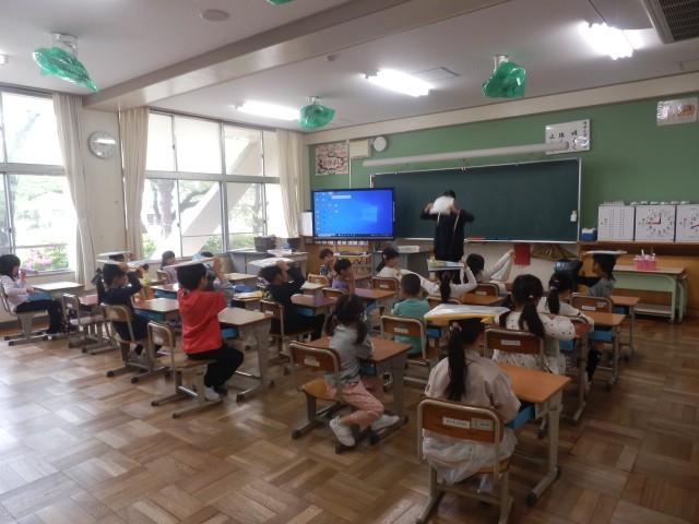 避難の際、頭を守りながら避難します。