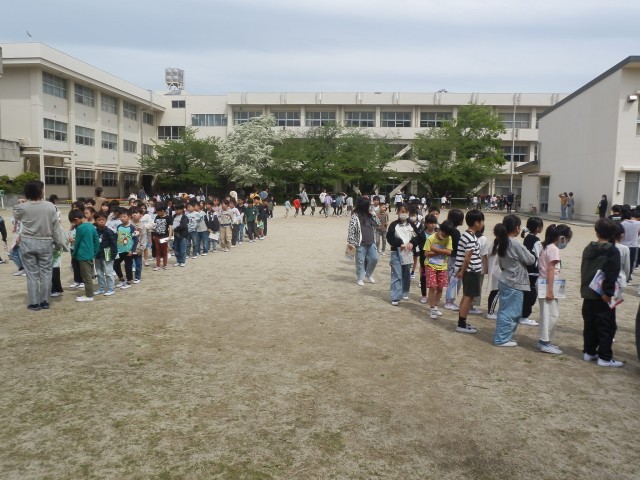 避難訓練が終了しても、教室に帰るまでは静かに並んで帰ります。