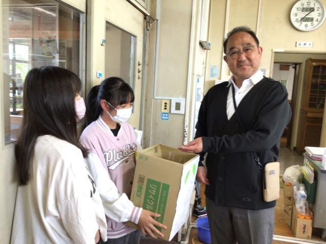 校長先生にも募金していただきました